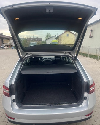 Skoda Superb cena 69900 przebieg: 142000, rok produkcji 2017 z Rymanów małe 466